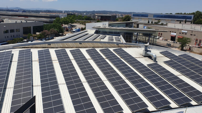 Placas solares en entorno urbano