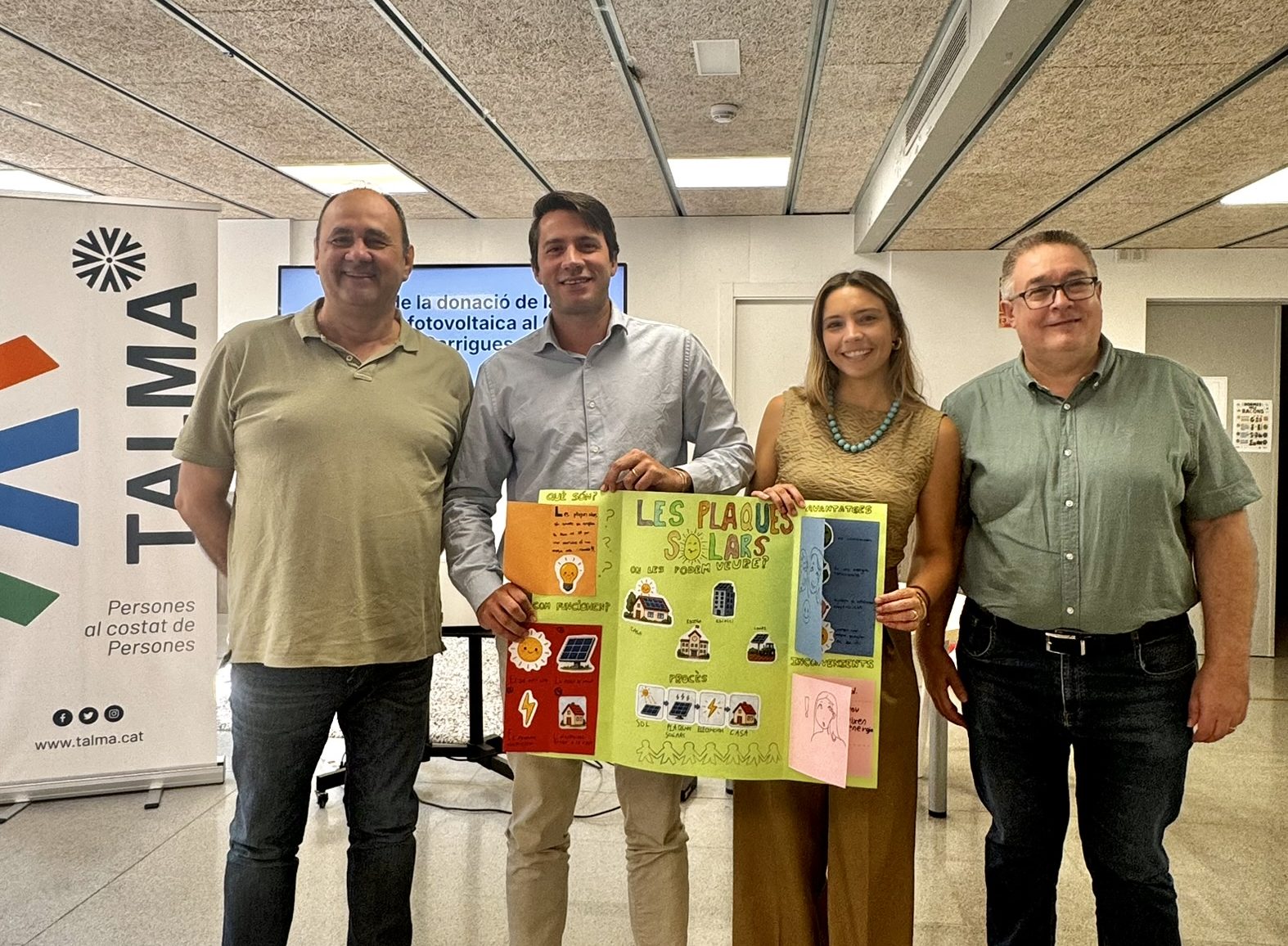 Representantes de Proton Future y TALMA con el mural elaborado por los niños y adolescentes del CRAE Les Garrigues Representantes de Proton Future y TALMA con el mural elaborado por los niños y adolescentes del CRAE Les Garrigues